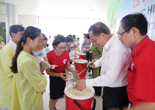 Tiếp nhận kinh phí thực hiện chương trình "Nồi cháo Chữ thập đỏ"